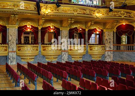 Le Grand Hall intérieur du Royal Hall avec des rangées de sièges entourés d'une décoration or dynamique, Harrogate, North Yorkshire, Royaume-Uni. Banque D'Images