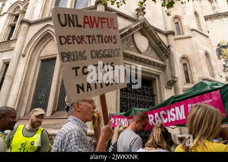 Centre de Londres, Royaume-Uni. 5th septembre 2022. Une foule se forme en dehors des cours royales de justice pour soutenir la campagne visant à arrêter les réfugiés wat sont traités au Royaume-Uni. Crédit : Natasha Quarmby/Alay Live News Banque D'Images