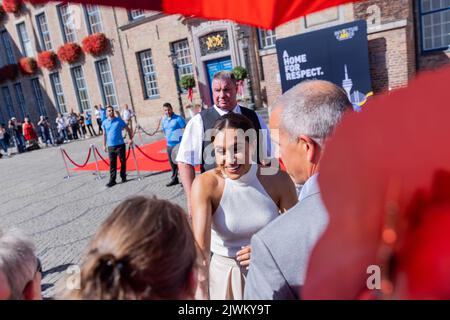 Düsseldorf, Allemagne. 06th septembre 2022. Le prince Harry de Grande-Bretagne (non représenté), duc de Sussex, et sa femme Meghan, duchesse de Sussex (M), sortent de l'hôtel de ville et parlent à des gens qui ont attendu à l'extérieur. Au cours du processus, Meghan secoue les mains avec des ventilateurs. Le prince et sa femme viennent à Düsseldorf pour promouvoir les 'Invictus Games' 2023, que le prince Harry a aidé à lancer. Il s'agit de compétitions paralympiques pour les soldats qui ont été blessés en guerre. Credit: Rolf Vennenbernd/dpa/Alay Live News Banque D'Images