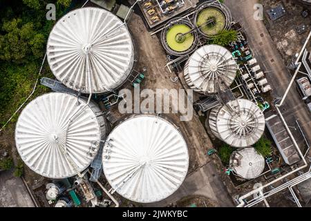 Vue aérienne directement au-dessus des réservoirs de stockage et des silos d'une usine de terminaux de pétrole ou de gaz avec tuyauterie d'interconnexion Banque D'Images
