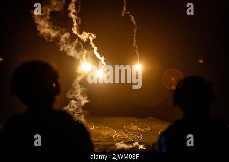 Comté de Pingtung, Comté de Pingtung, Taïwan. 6th septembre 2022. Les soldats restent sous la garde tandis que des fusées éclairantes sont tirées lors des exercices militaires conjoints de tir en direct dans un endroit non divulgué du comté de Pingtung, dans un contexte de tensions croissantes avec la Chine. L'île est confrontée à des menaces militaires croissantes de la part de Pékin, car elle entretient des liens avec les États-Unis, le Royaume-Uni, le Japon et d'autres démocraties, Washington offrant davantage de ventes d'armes et d'armes à Taiwan. (Credit image: © Daniel CEng Shou-Yi/ZUMA Press Wire) Credit: ZUMA Press, Inc./Alamy Live News Banque D'Images