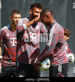 Munich, Allemagne. 06th septembre 2022. Football: Ligue des Champions, avant le match du FC Bayern München à l'Inter Milan, entraînement final sur le terrain d'entraînement. Lucas Hernandez (de gauche), Eric Maxim Choupo-Moting Lucas Hernandez et Mathys tel plaisantant. Credit: Mladen Lackovic/dpa/Alay Live News Banque D'Images