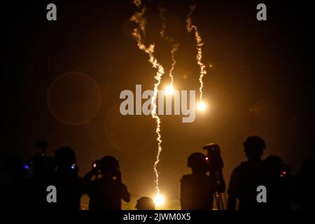 Comté de Pingtung, Comté de Pingtung, Taïwan. 6th septembre 2022. Des fusées éclairantes sont déclenchées au cours des exercices militaires conjoints de tirs en direct sur un site non divulgué du comté de Pingtung, dans un contexte de tensions croissantes avec la Chine. L'île est confrontée à des menaces militaires croissantes de la part de Pékin, car elle entretient des liens avec les États-Unis, le Royaume-Uni, le Japon et d'autres démocraties, Washington offrant davantage de ventes d'armes et d'armes à Taiwan. (Credit image: © Daniel CEng Shou-Yi/ZUMA Press Wire) Credit: ZUMA Press, Inc./Alamy Live News Banque D'Images