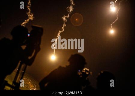 Comté de Pingtung, Comté de Pingtung, Taïwan. 6th septembre 2022. Des fusées éclairantes sont déclenchées au cours des exercices militaires conjoints de tirs en direct sur un site non divulgué du comté de Pingtung, dans un contexte de tensions croissantes avec la Chine. L'île est confrontée à des menaces militaires croissantes de la part de Pékin, car elle entretient des liens avec les États-Unis, le Royaume-Uni, le Japon et d'autres démocraties, Washington offrant davantage de ventes d'armes et d'armes à Taiwan. (Credit image: © Daniel CEng Shou-Yi/ZUMA Press Wire) Credit: ZUMA Press, Inc./Alamy Live News Banque D'Images