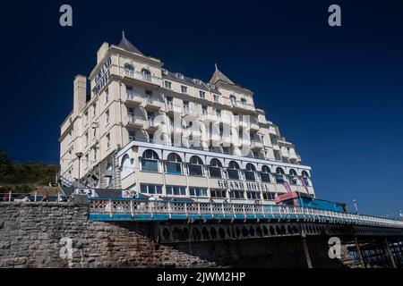 Une vue inhabituelle du Grand Hotel de Llandudno, prise de la jetée sur la plage de North Shore Banque D'Images