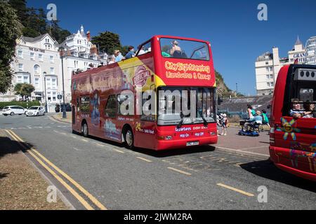 Les bus touristiques de Llandudno, à côté de la jetée, proposent des visites en bus à arrêts multiples de la ville et des environs pour les visiteurs et les touristes Banque D'Images