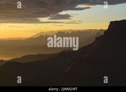 Dawn, montagnes du Drakensberg, Parc national Royal Natal, province du KwaZulu-Natal, Afrique du Sud Banque D'Images