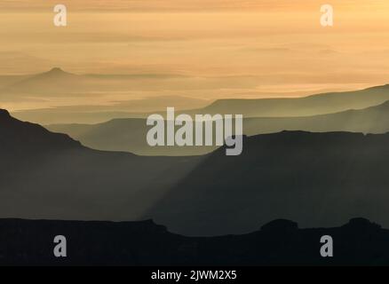 Dawn, montagnes du Drakensberg, Parc national Royal Natal, province du KwaZulu-Natal, Afrique du Sud Banque D'Images