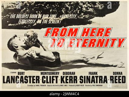 D'ici à Eternity (Columbia, 1953) affiche de film vintage. Burt Lancaster et Deborah Kerr, la célèbre scène cinématographique. Avec Burt Lancaster, Frank Sinatra, Montgomery Clift, Deborah Kerr, Donna Reed, Philip Ober, Mickey Shaughnessy, Harry Bellaver, Ernest Borgnine, Jack Warden, Merle Travis et Tim Ryan. Réalisé par Fred Zinnemann. Banque D'Images