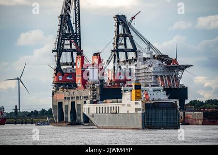 Petroleumhaven, Roro ferry laissant, derrière lui, la plus grande grue flottante du monde, Heerema Sleipnir, de Rotterdam, pays-Bas, Banque D'Images