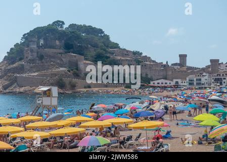 Catalogne en Espagne: La plage de la jolie station de Tossa de Mar Banque D'Images