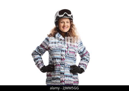 Jeune femme souriante avec un casque de ski isolé sur fond blanc Banque D'Images