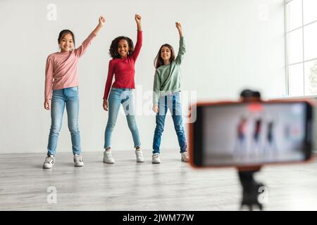 Trois filles Blogger diverses faisant de la vidéo sur smartphone à l'intérieur Banque D'Images