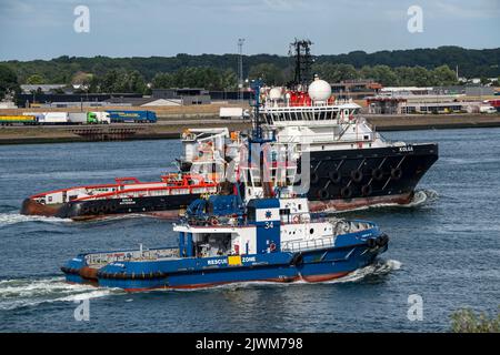 Trafic maritime sur le Maas, hauteur Hoek van Holland, navire de travail Kolga, remorqueur de manutention d'ancrage adapté au remorquage, à l'ancrage et au gémissement sur de longues distances Banque D'Images