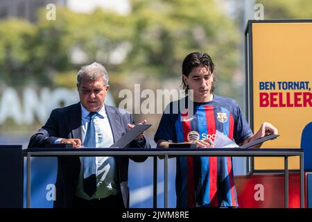 Barcelone, Espagne: 6th septembre 2022: Ciutat Esportiva, Barcelone, Espagne: Le FC Barcelone présente une nouvelle signature, Hector Bellerin avec la présidente du club Joan Laporta Banque D'Images