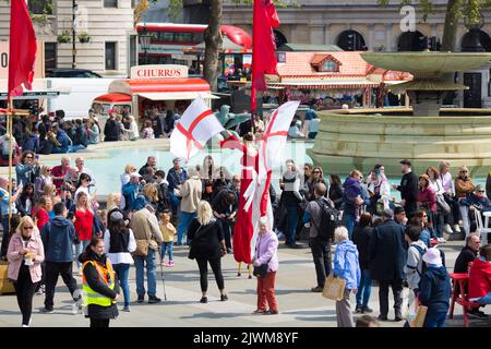 Les gens regardent des spectacles acrobatiques pendant qu'ils se rassemblent pour les célébrations de la Saint-Georges à Trafalgar Square, dans le centre de Londres. Banque D'Images