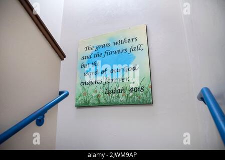 Une œuvre d'art à thème chrétien décore un escalier dans une église du centre-nord de la Floride. Banque D'Images