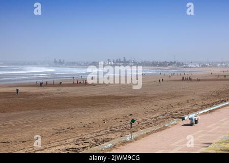 EL JADIDA, MAROC - 23 FÉVRIER 2022 : les gens visitent la plage de la ville d'El Jadida, au Maroc. Banque D'Images