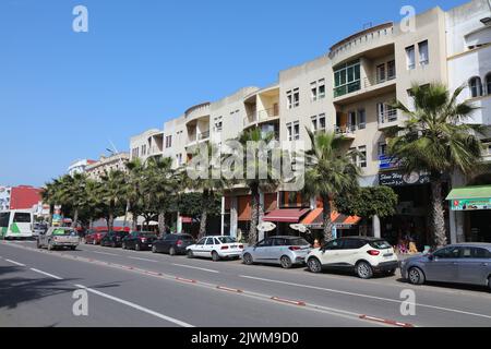 EL JADIDA, MAROC - 23 FÉVRIER 2022 : boulevard du bord de mer dans la nouvelle partie d'El Jadida, Maroc. El Jadida est une ville historique et une station balnéaire. Banque D'Images