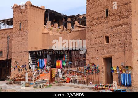 Ouarzazate marché de rue produits artisanaux au Maroc. Céramiques artisanales marocaines dans le souk. Banque D'Images