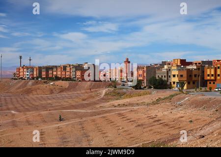 Ouarzazate ville au Maroc (également orthographié Warzazat). Horizon de la ville avec quartier résidentiel et montagnes de l'Atlas en arrière-plan. Banque D'Images