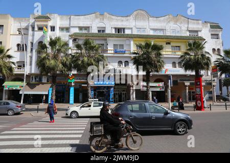 EL JADIDA, MAROC - 23 FÉVRIER 2022 : boulevard du bord de mer dans la nouvelle partie d'El Jadida, Maroc. El Jadida est une ville historique et une station balnéaire. Banque D'Images