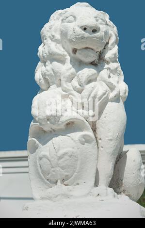 La sculpture traditionnelle de lion avec un bouclier Banque D'Images