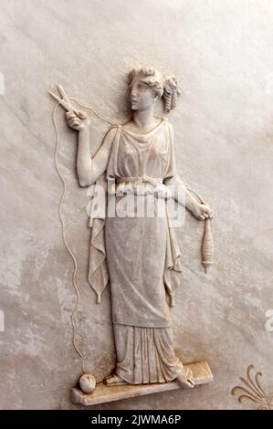 Bas relief d'Atropos, l'un des trois Moirai, déesses du destin et de la destinée, coupant le fil de la vie Banque D'Images