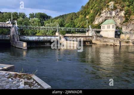 Autriche production d'hydroélectricité. Centrale hydraulique sur la rivière mur à Gratkorn. Banque D'Images