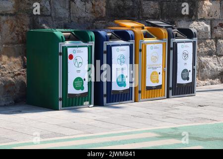 CASCAIS, PORTUGAL - 21 MAI 2018 : tri des déchets dans les conteneurs communautaires locaux de Cascais, Portugal. Banque D'Images