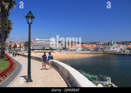 CASCAIS, PORTUGAL - 21 MAI 2018 : les touristes visitent la promenade du bord de mer dans le centre-ville de Cascais. Le Portugal a accueilli 12,7 millions de visiteurs étrangers en 2017. Banque D'Images