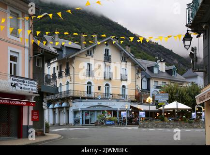 LUZ-SAINT-SAVEUR, FRANCE - 27 SEPTEMBRE 2021 : vue sur la rue du centre-ville de Luz-Saint-Saveur en France. C'est une destination touristique populaire de Hautes-Pyren Banque D'Images