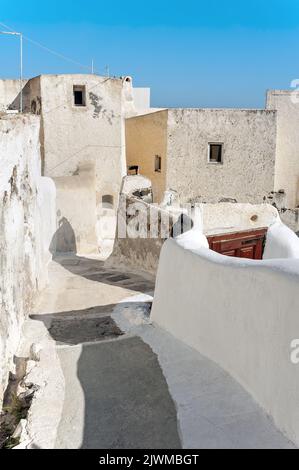 La rue traditionnelle Emporio à l'île de Santorini, Grèce Banque D'Images