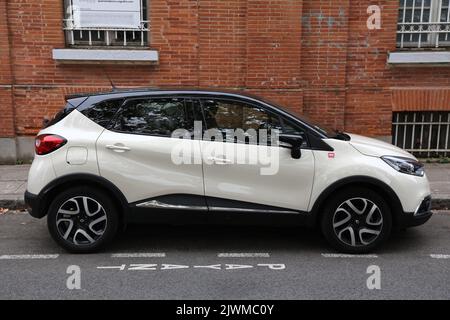 TOULOUSE, FRANCE - 28 SEPTEMBRE 2021 : voiture compacte multisegment Renault Captur garée dans une rue de Toulouse. Il y a 32 millions de voitures enregistrées en FR Banque D'Images