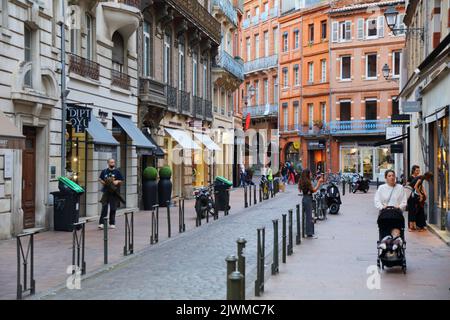 TOULOUSE, FRANCE - 28 SEPTEMBRE 2021 : les gens visitent la rue commerçante du centre-ville de Toulouse, quartier Capitole. Toulouse est la 4th plus grande commune Banque D'Images