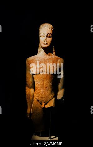 Kouros, l'ancienne statue du jeune homme sur fond noir. Musée Kerameikos, Athènes Grèce. Banque D'Images