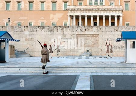 Evzone gardien de la tombe du Soldat inconnu à Athènes Grèce. Banque D'Images