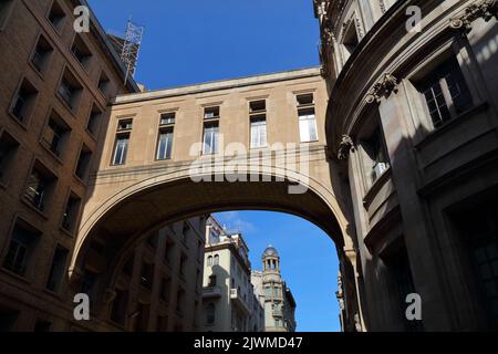 Un site touristique de Barcelone. Bâtiment de la poste centrale. Pont reliant deux bâtiments. Banque D'Images