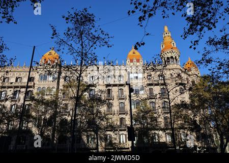 Rue Passeig de Gracia dans le quartier Eixample, ville de Barcelone en Espagne. Banque D'Images