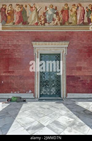 Le tramp non identifié qui dormait à la porte de l'Université nationale et de Kapodistrian d'Athènes, Grèce Banque D'Images