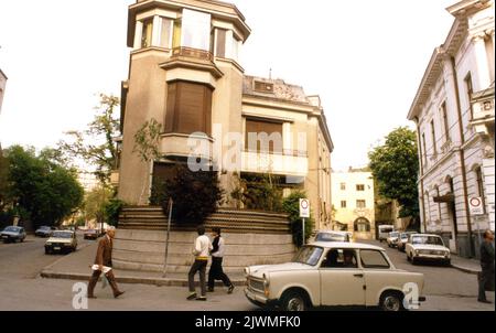 Bucarest, Roumanie, avril 1990, quelques mois après la chute du communisme. Alors que Ceausescu nivelait les quartiers historiques pour ses projets mégalomaniques et qu'il remplissait la capitale de bâtiments d'appartements de style soviétique pour la classe ouvrière, lui et sa famille ont profité de la haute vie. Cette villa historique de Calea Victoriei était la résidence de la fille de Ceaușescu, Zoia. Banque D'Images