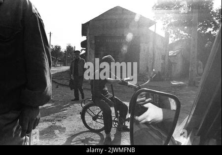 Bucarest, Roumanie, avril 1990, quelques mois après la chute du communisme. Alors que Ceausescu s'est concentré sur la construction de ses projets mégalomaniques, comme le Centre civique, de nombreux quartiers de la capitale se sont détériorés lentement. Dans cette image, quelques habitants de la région dans les rues du quartier de Ferentari. Banque D'Images
