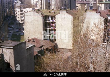 Bucarest, Roumanie, le 1990 janvier, quelques semaines après la chute du communisme. Alors que Ceausescu s'est concentré sur la construction de ses projets mégalomaniques, comme le Centre civique, la plupart des quartiers historiques de la capitale se sont détériorés lentement. Sur cette image, les bâtiments du quartier Izvor. Banque D'Images