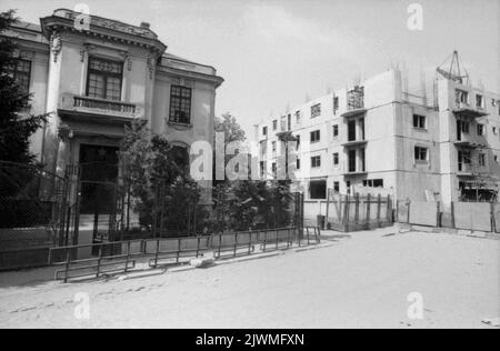 Bucarest, Roumanie, avril 1990, quelques mois après la chute du communisme. Un immeuble de style soviétique est érigé dans un quartier historique, par de belles maisons datant d'un siècle. Le projet de systématisation de Ceausescu a permis de niveler de nombreux quartiers historiques de la capitale. Certains vieux bâtiments ont à peine échappé à la démolition grâce à la révolution anti-communiste. Banque D'Images