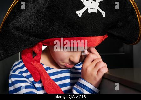 portrait d'un garçon offensé en costume de pirate pleurant à la fête Banque D'Images