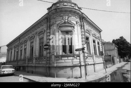 Bucarest, Roumanie, avril 1990, quelques mois après la chute du communisme. Alors que Ceausescu se concentrait sur la construction de ses projets mégalomaniques, comme le Centre civique, les quartiers historiques de la capitale se détérioraient lentement. Quelques maisons historiques dans les environs de la victoire de socialisme Blvd. Ont été évacuées pour la démolition, et à peine échappé grâce à la révolution anti-communiste. Banque D'Images