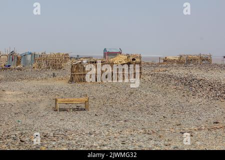 Huttes simples à Hamed Ela, colonie de la tribu Afar dans la dépression de Danakil, Ethiopie. Banque D'Images