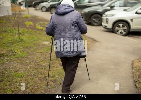 Le retraité est engagé dans la course à pied. Marchez pour la santé. Banque D'Images