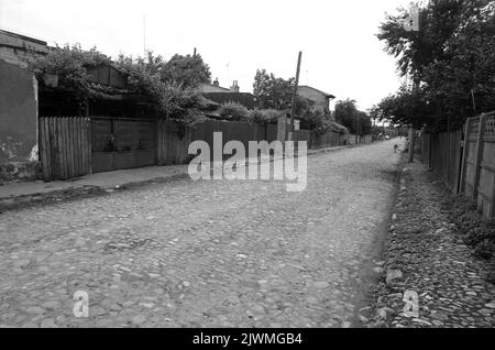 Bucarest, Roumanie, avril 1990, quelques mites après la chute du communisme. Comme Ceausescu s'est concentré sur la construction de ses projets mégalomaniques, comme le Civic Center, de nombreux quartiers de la capitale se sont lentement détériorés. À Ferentari, les infrastructures et les services publics manquaient, c'est le moins qu'on puisse dire. Sur cette photo, une vue de la rue Gruia. Banque D'Images