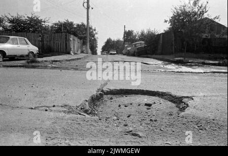 Bucarest, Roumanie, avril 1990, quelques mois après la chute du communisme. Alors que Ceausescu s'est concentré sur la construction de ses projets mégalomaniques, comme le Centre civique, de nombreux quartiers de la capitale se sont détériorés lentement. À Ferentari, les infrastructures et les services publics manquaient, pour le moins que l'on puisse dire. Banque D'Images